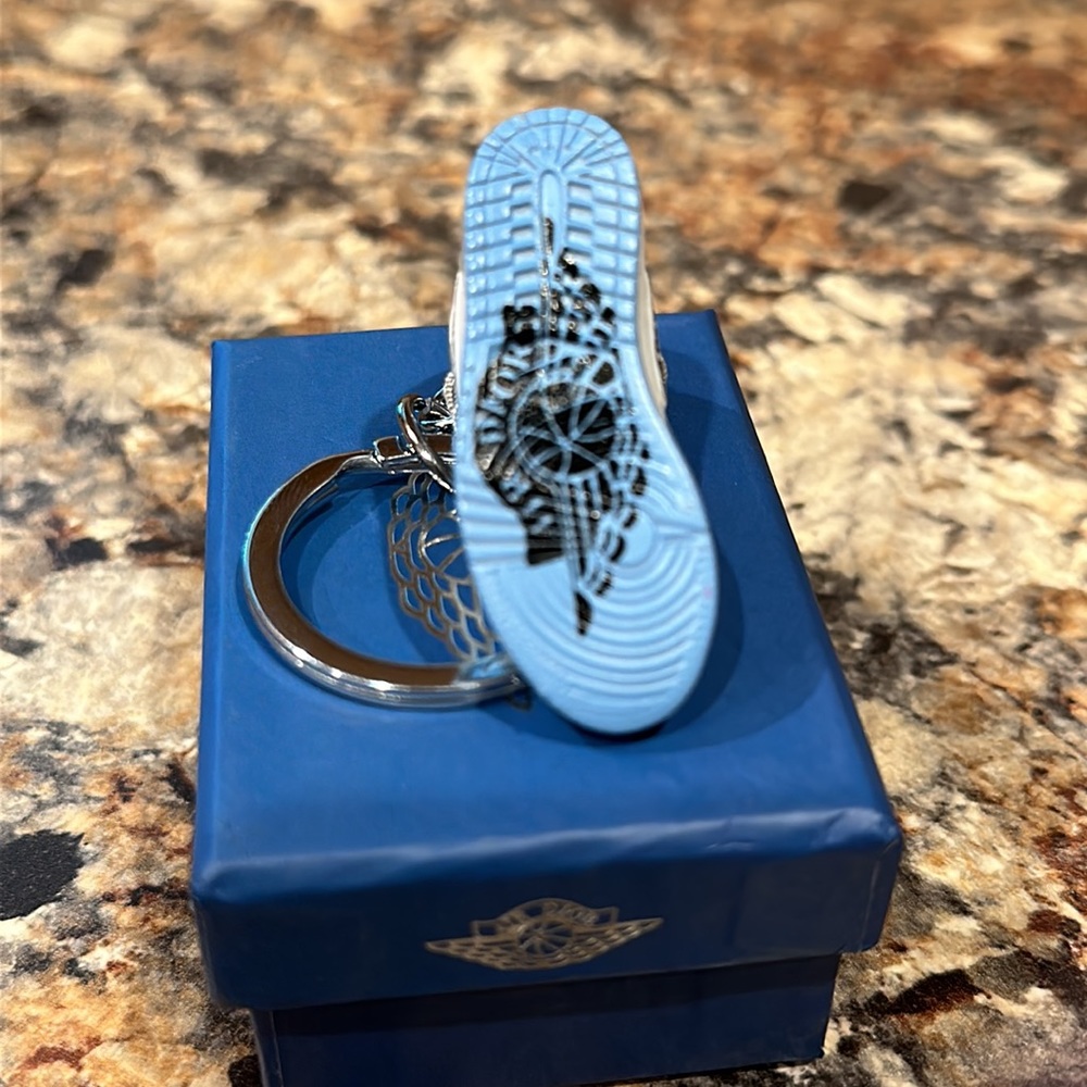 ๐ Nike Air Jordan 1 Model - 3D PVC Minisneaker Keychain - Picture 3 of 3